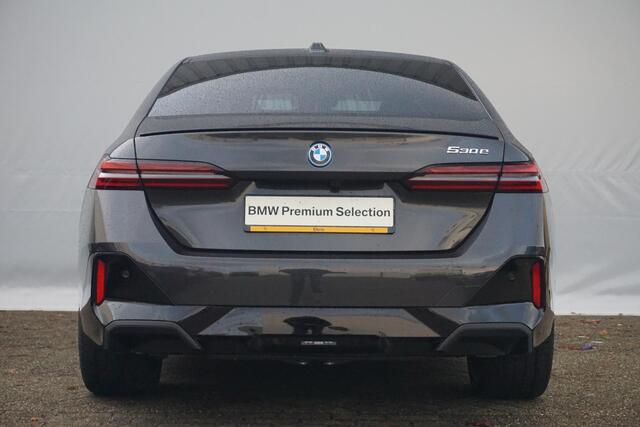 BMW 5-SERIE Touring 530e M Sportpakket Pro 20'' / Harman Kardon / Comfortstoelen met stoelventilatie / Driving Assistant Professional / Trekhaak