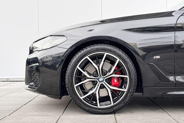 BMW 5-SERIE Touring 530i High Executive M-Sport 19 Inch / Comfort Acces / Soft Close / Electrische Zwenkhaak / Glazen Schuifdak / Getinte Ramen Achter / Driving Prof / Laser Light / Head Up Display / Hifi