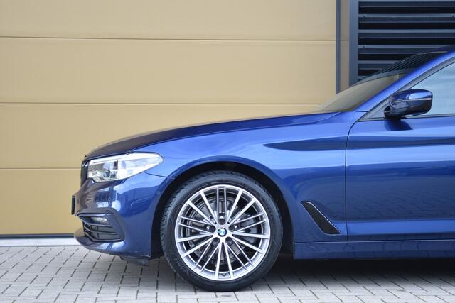 BMW 5-SERIE Touring 520i Corporate Lease High Executive * Panoramadak * Trekhaak * 19 Inch lm * Camera *