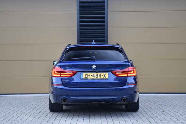 BMW 5-SERIE Touring 520i Corporate Lease High Executive * Panoramadak * Trekhaak * 19 Inch lm * Camera *