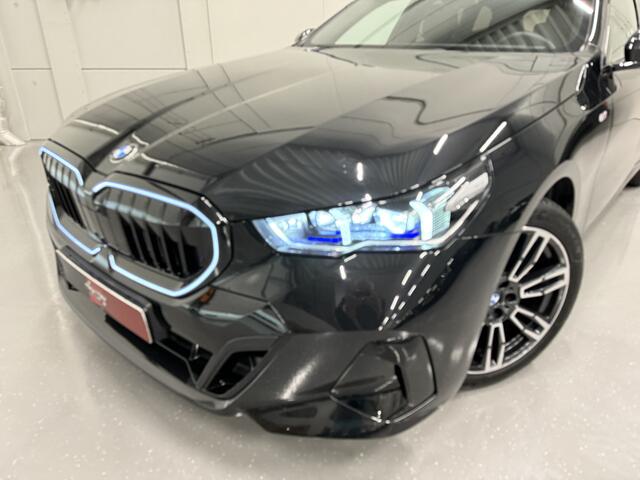 BMW 5-SERIE Touring 520i M-Sport ICONIC GRILLE PANO/TREKHAAK/H&K/HEAD-UP/360CAMERA/VENTILATIE/DRIVING ASS. PRO/ADAPTIVE-LED/STANDKACHEL/NIEUWPRIJS ¤ 94.454,-/FABRIEKS-GARANTIE