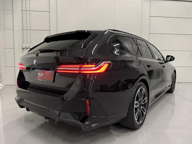 BMW 5-SERIE Touring 520i M-Sport ICONIC GRILLE PANO/TREKHAAK/H&K/HEAD-UP/360CAMERA/VENTILATIE/DRIVING ASS. PRO/ADAPTIVE-LED/STANDKACHEL/NIEUWPRIJS ¤ 94.454,-/FABRIEKS-GARANTIE