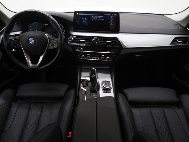 BMW 5-SERIE Touring 530e High Executive | Camera | Trekhaak | Sfeerverlichting | Keyless | Leder | Virtual | Carplay