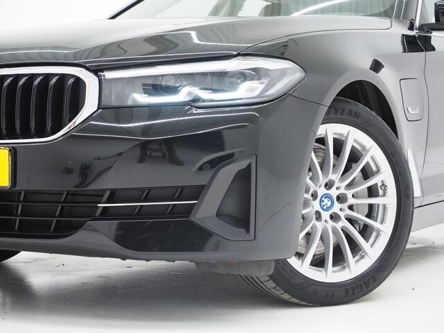 BMW 5-SERIE Touring 530e High Executive | Camera | Trekhaak | Sfeerverlichting | Keyless | Leder | Virtual | Carplay