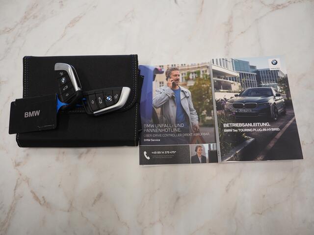 BMW 5-SERIE Touring 530e High Executive | Camera | Trekhaak | Sfeerverlichting | Keyless | Leder | Virtual | Carplay