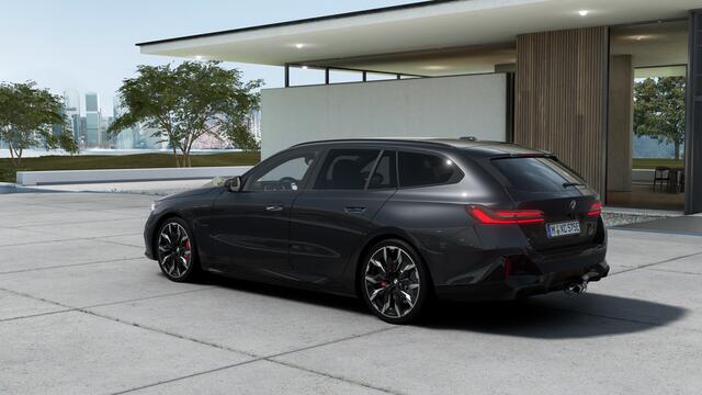 BMW 5-SERIE Touring 530e M Sport Automaat / Panoramadak / Trekhaak / Bowers & Wilkins / Adaptieve LED / Comfort Access / Stoelventilatie / Parking Assistant Plus