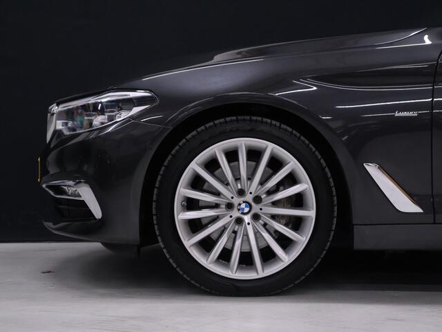 BMW 5-SERIE Touring 530i High Executive Luxury Line [SCHUIFKANTELDAK, CRUISE CONTROL, BLUETOOTH TELEFOON, HUD, ACTIVE PROTECTION, ACHTERUITRIJCAMERA, PDC V+A, STOELVERWARMING, STUURVERWARMING, BMW ADAPTIVE LED, NIEUWSTAAT]