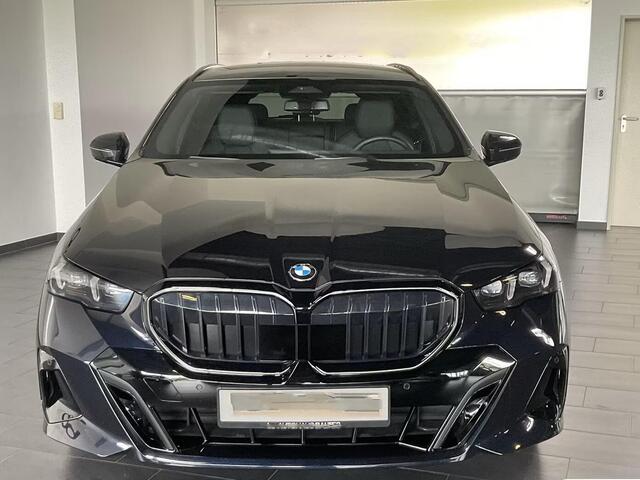 BMW 5-SERIE Touring 540d xDrive M-SPORT Pro ** LED, PANORAMA, LEDER, 20-inch LMV, ICONIC GLOW, TREKH ** Ex BMW - ¤ 29.800 onder NP ** ** INFORMEER OOK NAAR ONZE AANTREKKELIJKE FINANCIAL-LEASE TARIEVEN **