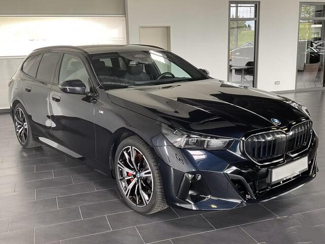BMW 5-SERIE Touring 540d xDrive M-SPORT Pro ** LED, PANORAMA, LEDER, 20-inch LMV, ICONIC GLOW, TREKH ** Ex BMW - ¤ 29.800 onder NP ** ** INFORMEER OOK NAAR ONZE AANTREKKELIJKE FINANCIAL-LEASE TARIEVEN **