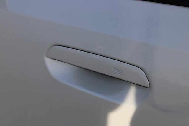 BMW 5-SERIE Touring 530e M Sport Automaat / Panoramadak / Trekhaak / Achteruitrijcamera / Adaptieve LED / Parking Assistant / Stoelverwarming