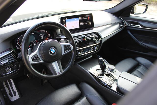BMW 5-SERIE Touring 540i xDrive Touring M Sportpakket, Panoramadak, M leerstuurwiel, 4-zone, DAB, Grootlicht assistent, BMW Live Cockpit Professional, Adaptieve LED-koplamp, ect.