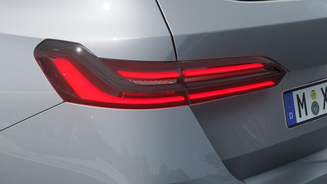 BMW 5-SERIE Touring 530e M Sport Automaat / Panoramadak / Trekhaak / Stoelventilatie / Bowers & Wilkins / M Sportonderstel / Comfort Access / Adaptieve LED / Parking Assistant Plus