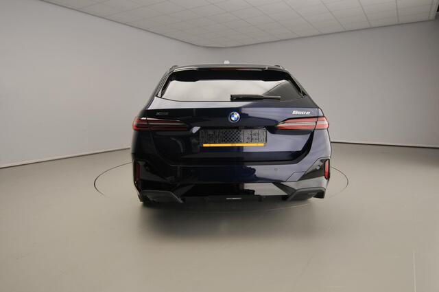 BMW 5-SERIE Touring 550e xDrive M-Sportpakket Pro / Panoramadak / Driving assist professional / Bower & Wilkens / Iconic Glow