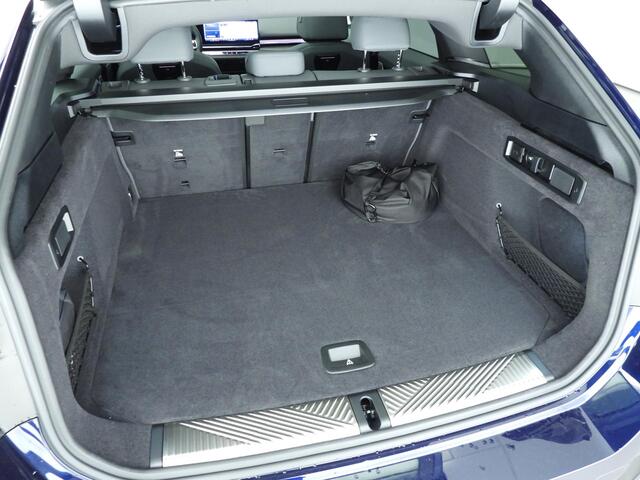 BMW 5-SERIE Touring 550e xDrive M-Sportpakket Pro / Panoramadak / Driving assist professional / Bower & Wilkens / Iconic Glow