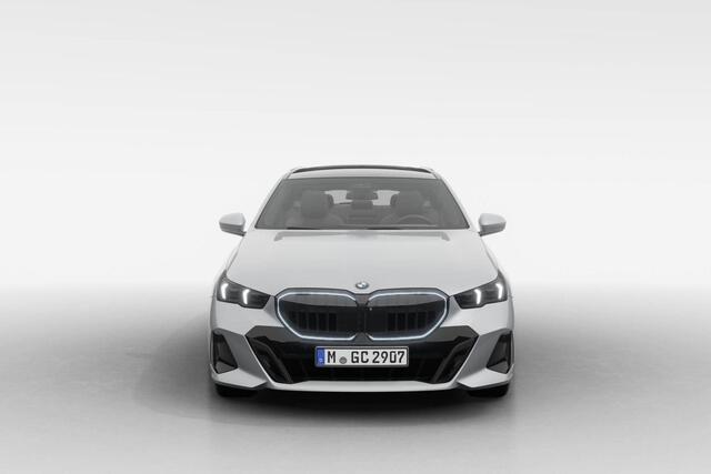 BMW 5-SERIE Touring 520i | M Sport Pro | Innovation Pack | Travel Pack | Glazen Panoramadak | VPLD