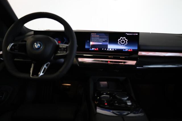 BMW 5-SERIE Sedan 530e M Sportpakket Pro | Driving Assitant Plus | Harman Kardon | Elektr. Trekhaak