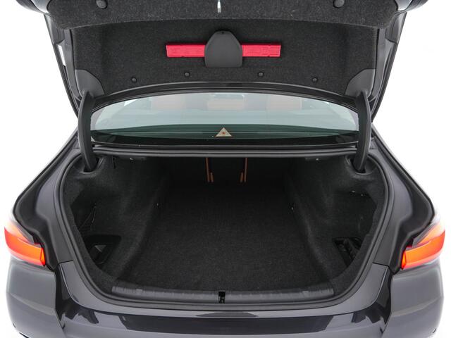 BMW 5-SERIE Alpina ALPINA D5 S ALLRAD Aut. *PANO | LUXURY-LEATHER | FULL-LED | ADAPTIVE-CRUISE | MEMORY-PACK | CAMERA | NAVI-FULLMAP | HEATED-COMFORT-SEATS | AMBIENT-LIGHT | SHIFT-PADDLES | TOWBAR | 20''ALU*