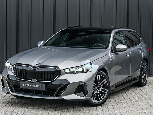 BMW 5-SERIE Touring 530e xDrive · M Sportpaket Pro ·Harman Kardon · M Sport Suspension · Adaptive Led · Driving Assistant Plus · Ambient Light · Bmw Iconic Glow · M Sport Brake, Red · Shadowline Lights · Panorama Glass Roof