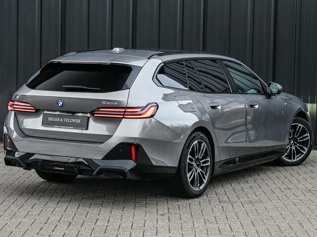 BMW 5-SERIE Touring 530e xDrive · M Sportpaket Pro ·Harman Kardon · M Sport Suspension · Adaptive Led · Driving Assistant Plus · Ambient Light · Bmw Iconic Glow · M Sport Brake, Red · Shadowline Lights · Panorama Glass Roof