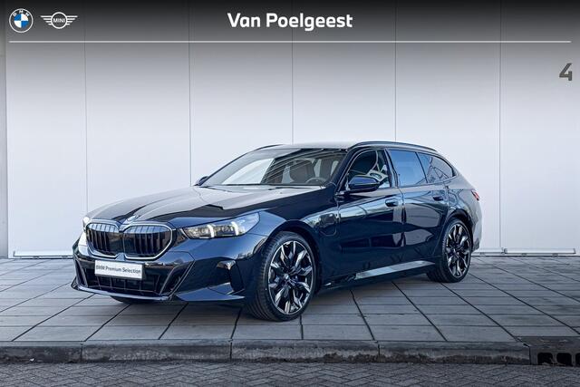 BMW 5-SERIE Touring 530e xDrive M-Sport Pro / Glazendak / 21inch / Driving assistant prof / Trekhaak / Carbon interieurlijst