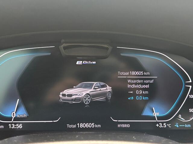 BMW 5-SERIE 545e xDrive 395 pk Business Edition Plus M-Sportpakket /BTW-Auto/ 1e Eigenaar/ Dealer.Ond/ Schuifdak/ Nappa-Leder/ Adap.Cruise/ Head-Up/ Laser/ Keyless/ Harman&Kardon/