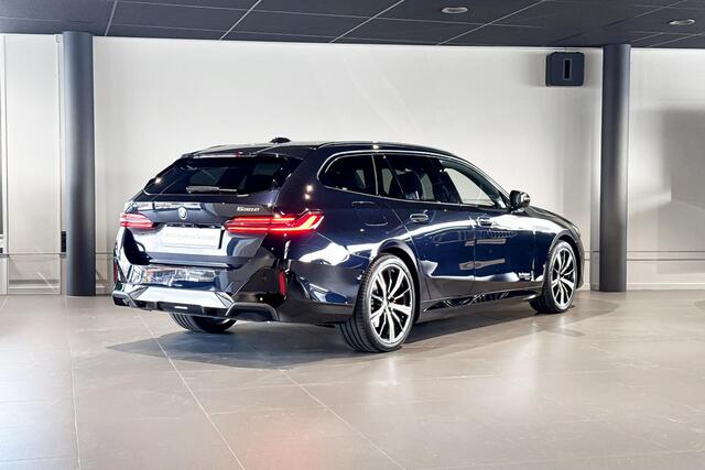 BMW 5-SERIE Touring 530e M Sport Edition | Glazen Panoramadak | Harman Kardon | Stoelventilatie |