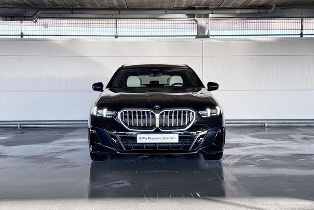 BMW 5-SERIE Touring 530e | M Sportpakket | Innovation Pack | Travel Pack | Comfort Pack | Trekhaak