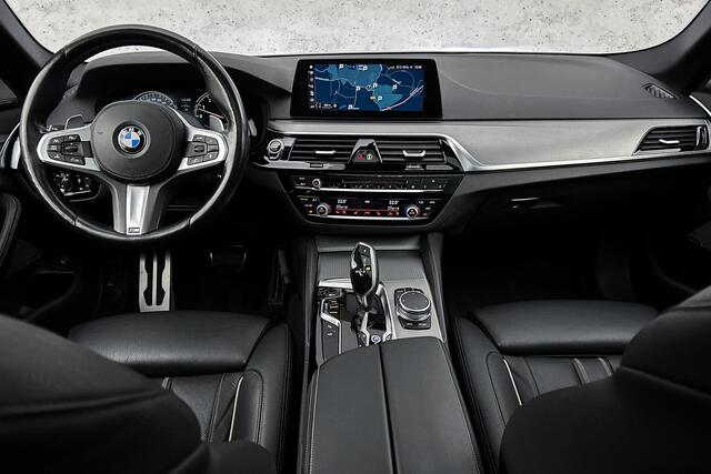 BMW 5-SERIE Touring 540i M-sport | Org. NL | Panoramadak | Head-up | Lederen bekleding | Stoelverwarming | LED