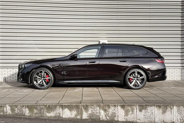 BMW 5-SERIE Touring 530e M Sportpakket Pro / Innovation Pack / Travel Pack / Trekhaak / Comfort Access / Panoramadak / Driving Assistant Plus / Harman-Kardon