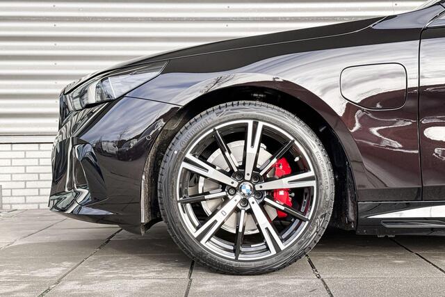 BMW 5-SERIE Touring 530e M Sportpakket Pro / Innovation Pack / Travel Pack / Trekhaak / Comfort Access / Panoramadak / Driving Assistant Plus / Harman-Kardon