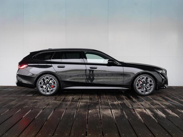 BMW 5-SERIE Touring 530e xDrive | M Sportpakket Pro | Innovation Pack | Stoelventilatie | Stuurwielrand verwarmd | Comfort Access | Panoramadak | Harman-Kardon | Trekhaak