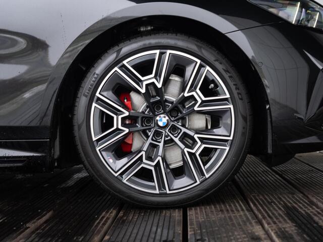 BMW 5-SERIE Touring 530e xDrive | M Sportpakket Pro | Innovation Pack | Stoelventilatie | Stuurwielrand verwarmd | Comfort Access | Panoramadak | Harman-Kardon | Trekhaak