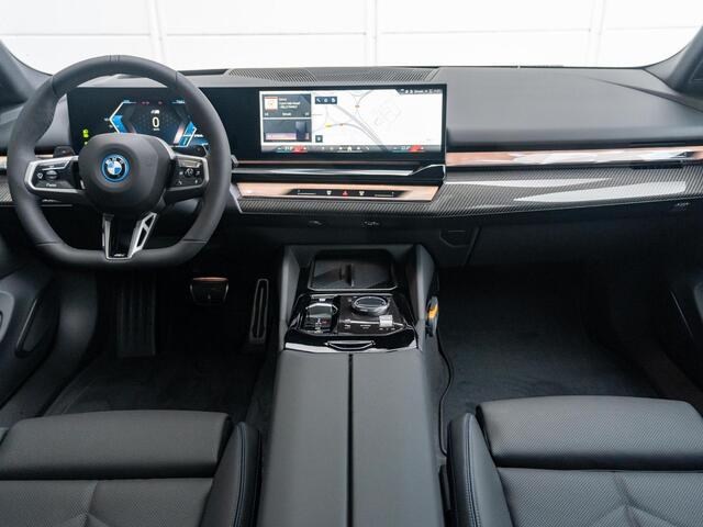 BMW 5-SERIE Touring 530e xDrive | M Sportpakket Pro | Innovation Pack | Stoelventilatie | Stuurwielrand verwarmd | Comfort Access | Panoramadak | Harman-Kardon | Trekhaak