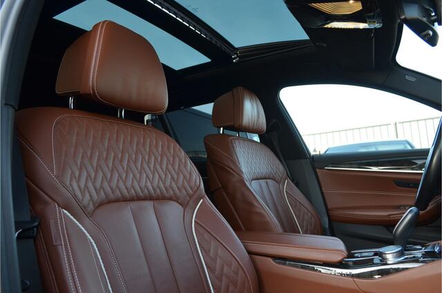 BMW 5-SERIE Touring 540i xDrive M pak | Pano | Stoelventilatie | Head Up | Comfortzet. | Trekhaak | 20 Inch. |
