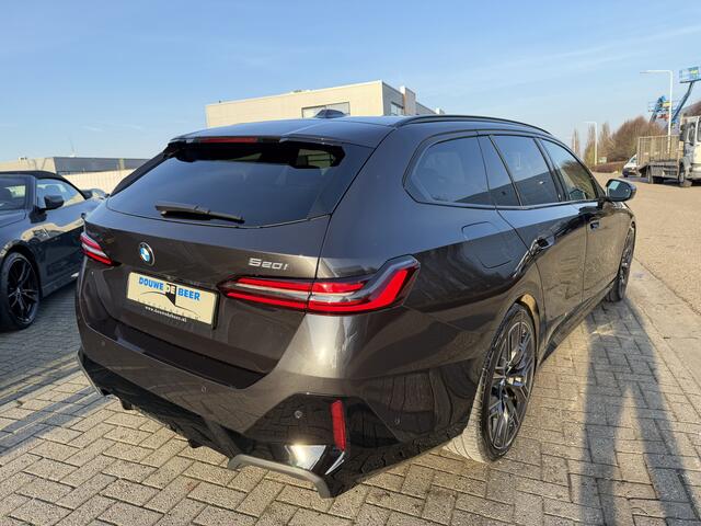 BMW 5-SERIE Touring 520i M Sport Pro Pano-Dak | Adapt. Cruise | Iconic Glow | Harman Kardon
