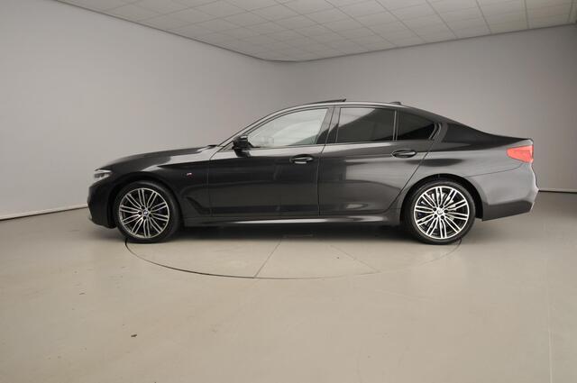 BMW 5-SERIE Sedan 540i | M-Sportpakket | LED | Leder | Navigatie | Active cruise | Trekhaak | Schuifdak | Comfortzetels | DAB | Alu 19 inch