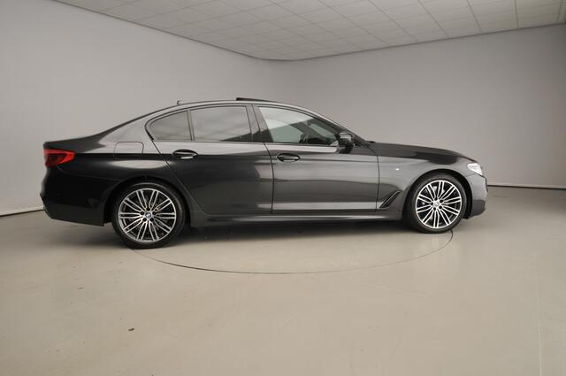 BMW 5-SERIE Sedan 540i | M-Sportpakket | LED | Leder | Navigatie | Active cruise | Trekhaak | Schuifdak | Comfortzetels | DAB | Alu 19 inch