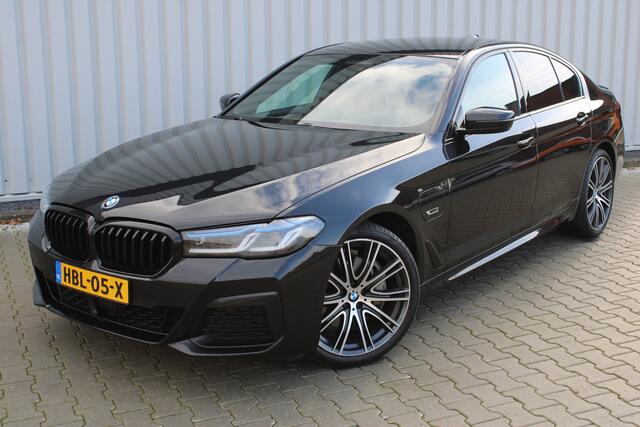 BMW 5-SERIE 545e xDrive M-sport black edition | Incl. 12 maanden garantie Assisted driving | Head-up display | 6 cilinder! | Apple carplay/Android auto | Stoelverwarming | Parkeercamera | Harman/Kardon |