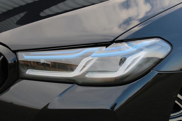 BMW 5-SERIE 545e xDrive M-sport black edition | Incl. 12 maanden garantie Assisted driving | Head-up display | 6 cilinder! | Apple carplay/Android auto | Stoelverwarming | Parkeercamera | Harman/Kardon |