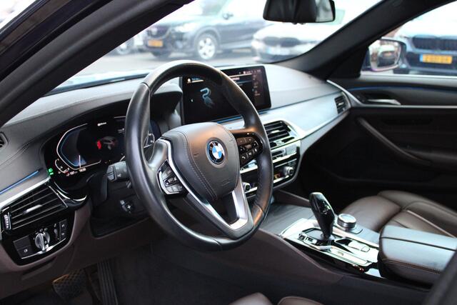 BMW 5-SERIE Touring 530e xDrive High Executive Luxury Line Automaat / Trekhaak / Laserlight / Active Cruise Control / Comfortstoelen / Stoelverwarming / Live Cockpit Professional