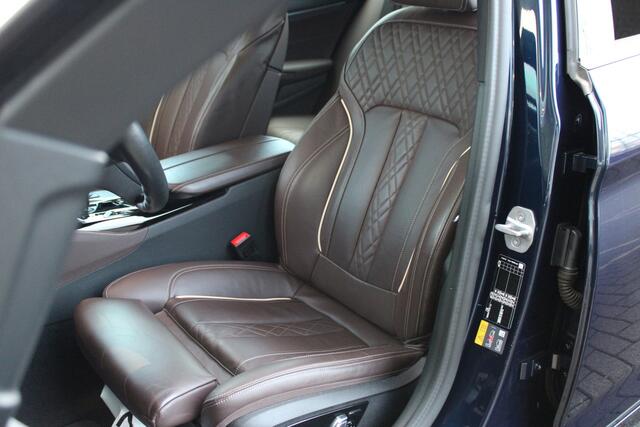 BMW 5-SERIE Touring 530e xDrive High Executive Luxury Line Automaat / Trekhaak / Laserlight / Active Cruise Control / Comfortstoelen / Stoelverwarming / Live Cockpit Professional