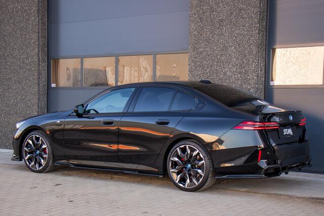 BMW 5-SERIE 520i M-Sport Pro | BTW | 1 Eigenaar | Dealer Onderhouden | Full Option | 21 Inch | Pano | Sfeer | Carplay | Harman Kardon | Carbon | HUD | Donker Matrix LED | LED Grille | Full Maxton | Stoelventilatie | ACC | 360 View | Keyless | Fabrieksgarantie | Direc