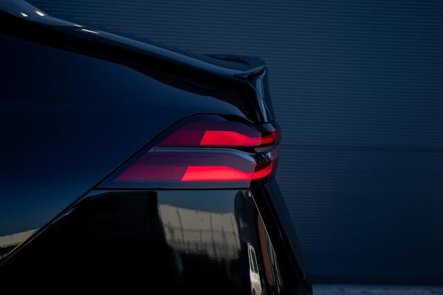 BMW 5-SERIE 520i M-Sport Pro | BTW | 1 Eigenaar | Dealer Onderhouden | Full Option | 21 Inch | Pano | Sfeer | Carplay | Harman Kardon | Carbon | HUD | Donker Matrix LED | LED Grille | Full Maxton | Stoelventilatie | ACC | 360 View | Keyless | Fabrieksgarantie | Direc