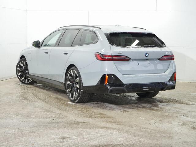 BMW 5-SERIE Touring 550e xDrive M-Sport Pro | 21" | Adaptief Onderstel Professional | Bowers & Wilkins | Autobahnassistent | Panorama | Trekhaak