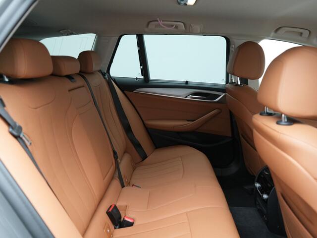 BMW 5-SERIE Touring 530e Sportline Plug In Hybrid 293pk Dealer O.H Bernina Grau Metallic PHEV | Trekhaak Afn. | M Sportstuur | Camera | Lederen Sportstoelen Verwarmd | Cruise Control | BMW LED | Hifi Sound | Apple Carplay | Navigatie | Virtual | DAB |