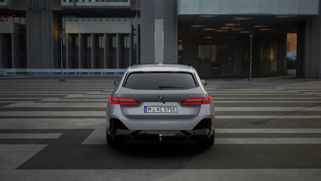 BMW 5-SERIE Touring 530e M Sport Automaat / Panoramadak / Trekhaak / Adaptieve LED / Parking Assistant Plus / Live Cockpit Professional / Stoelventilatie / Comfort Access