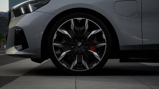 BMW 5-SERIE Touring 530e M Sport Automaat / Panoramadak / Trekhaak / Adaptieve LED / Parking Assistant Plus / Live Cockpit Professional / Stoelventilatie / Comfort Access