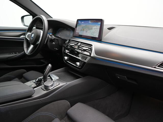 BMW 5-SERIE Touring 530e xDrive M Sport Plug In Hybrid 293pk Dealer O.H. PHEV | Panodak | Head Up | Laser LED | 360 Camera | Harman & Kardon | Sfeerverlichting | Alcantara Sportstoelen Verwarmd | Keyless | Blis | Virtual | Navigatie | DAB |