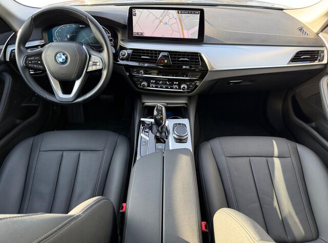 BMW 5-SERIE Touring 5 Serie Touring 530e High Executive I Trekhaak I Leder I Camera | Apple Carplay/Android Auto | DAB | Elektrisch wegklapbare trekhaak