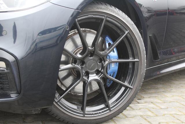 BMW 5-SERIE Touring 530i High Executive M-sport | Incl. 12 maanden garantie | Panoramadak | Dodehoek detectie | Geheugenstoelen | Parkeercamera | Standkachel | Head-up display | Elektrisch uitklapbare trekhaak | Stoelverwarming | Draadloze telefoonlader | Luxe leder